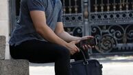 انتظار شاهرخ استخری در کنار خیابان + عکس