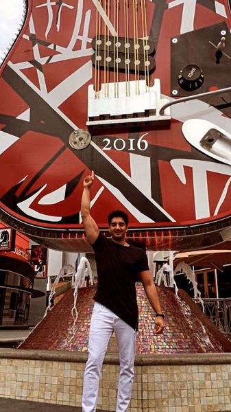 گردش فرزاد فرزین در اروپا + عکس