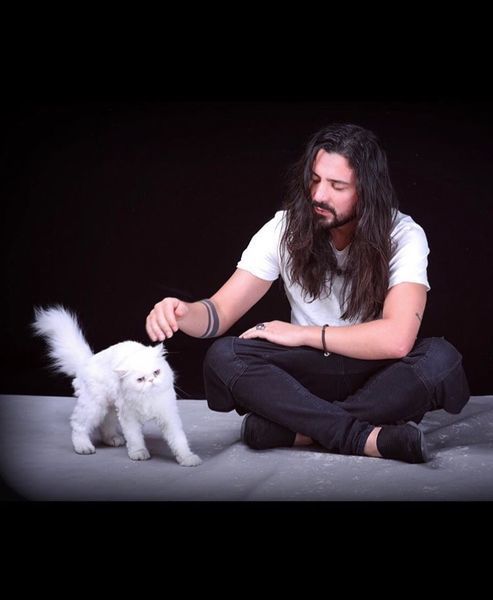 امیرعباس گلاب و گربه کوچولویش + عکس