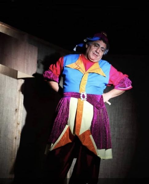 خسرو احمدی با لباسی عجیب و غریب + عکس