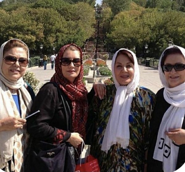 فریبا کوثری و جمعی از خانم های بازیگر در پارک + عکس