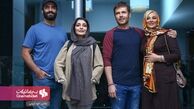 ساره بیات در کنار کوروش تهامی و همسرش