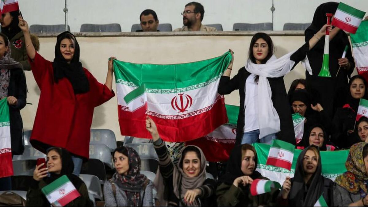 حضور زنان در استادیوم آزادی؛ آغاز یک مسیر یا ویترینی برای فیفا؟
