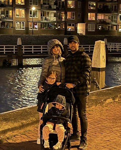 گردش شبانه خانواده شاهرخ استخری در بلژیک + عکس