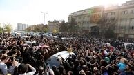 حضور هنرمندان و علاقه‌مندان به موسیقی در مقابل بیمارستان بهمن