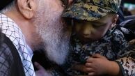 بوسه رهبرانقلاب بر فرزند شهید حججی/ عگس