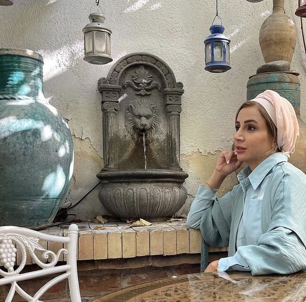 شبنم قلی خانی در کافه ای متفاوت + عگس