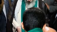 عکس| اهدای شال سبز سادات به مقام معظم رهبری