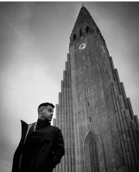 سیروان خسروی در کنار برجی عظیم + عکس