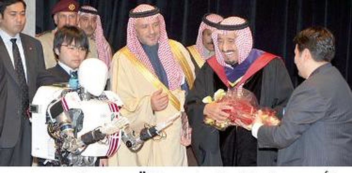 ذوق زدگی ولیعهد سعودی هنگام دریافت دسته گل
