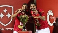 جام قهرمانی پرسپولیس در آغوش همسر بیرانوند + عکس