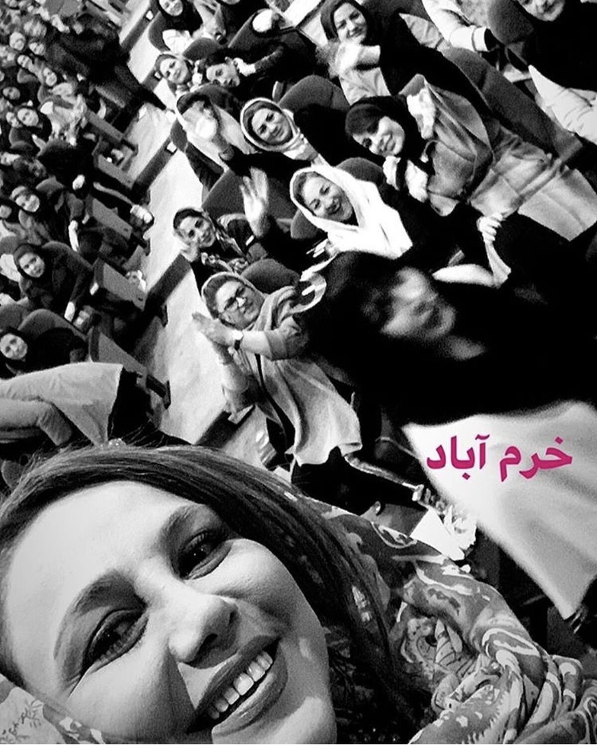 خانم‌بازیگر در بین‌ هواداران خرم آبادیش + عکس