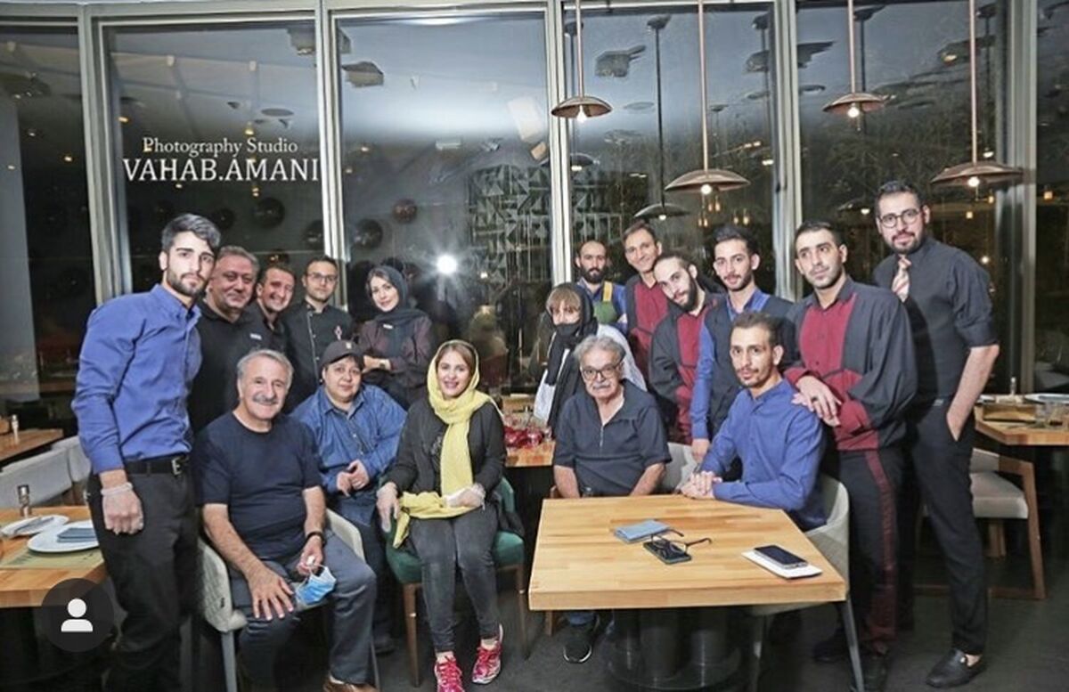 جمعی از بازیگران‌ معروف در یک رستوران + عکس