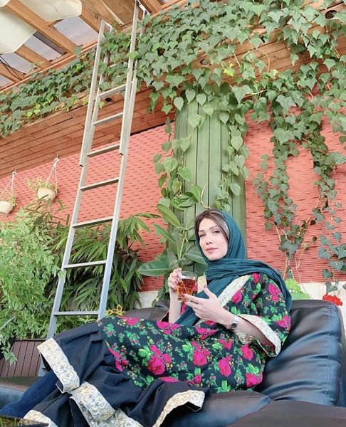 تیپ سنتی شهرزاد کمال زاده در کافه + عکس