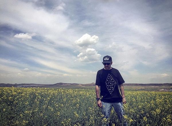 عکس زیبای نیما شعبان‌نژاد در میان دشت گلها