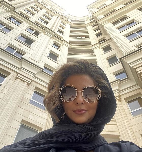 نفیسه روشن در جلو خانه لاکچریش + عکس