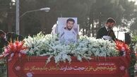 پیکر شهید"حججی" میان انبوه جمعیت وارد میدان امام(ره) اصفهان شد+ تصاویر