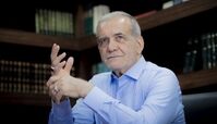 مدل ایستادن پزشکیان در مقابل مادر شهید رئیسی سوژه شد + عکس