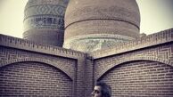 اتابک نادری در کنار عمارتی تاریخی + عکس