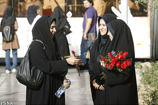 اهدای گل به محجبه&zwnj;ها توسط زنان پلیس
