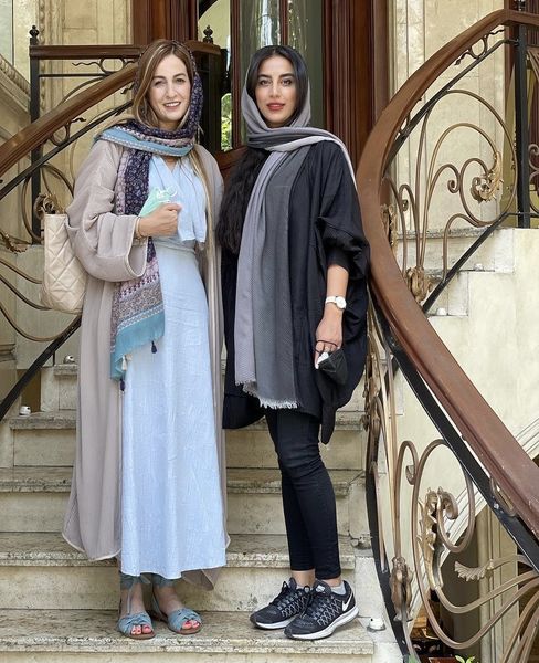 تیپ جدید شقایق دهقان در کنار دوستش + عکس