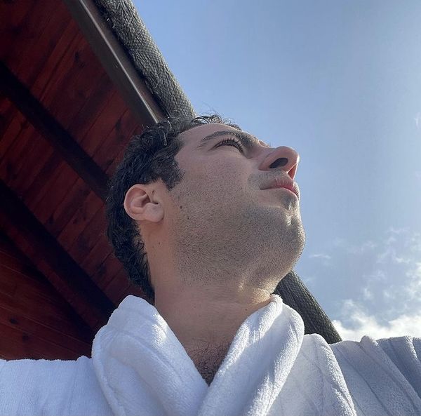 نوید محمدزاده با حوله تنی در ویلا + عکس