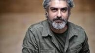مهدی پاکدل با موهایی سفید در پشت صحنه تئاترش