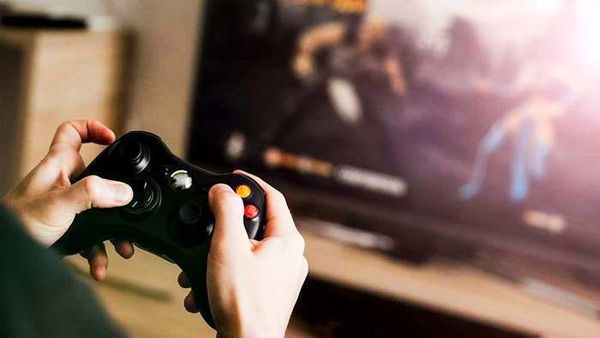 خطرات و مضرات بازی‌های آنلاین برای کودکان