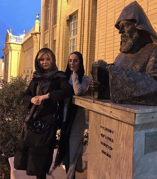 گردش شبانه نیوشا ضیغمی و سمانه پاکدل 