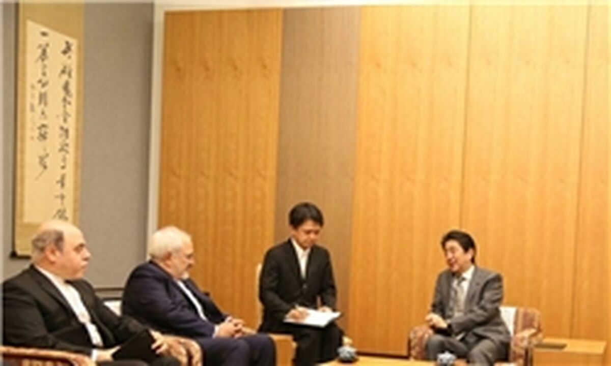 ظریف با نخست وزیر ژاپن دیدار و گفتگو کرد