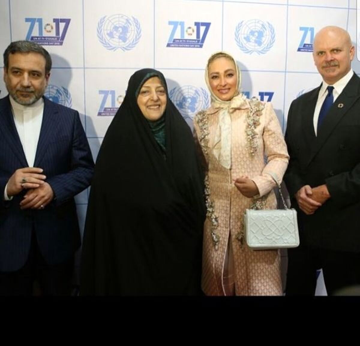 خانم بازیگر در میان مسئولین سیاسی+عکس