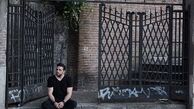 مجری مشهور در جلو در خانه اش + عکس