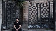 مجری مشهور در جلو در خانه اش + عکس