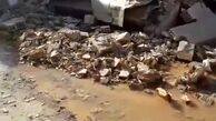 جاری شدن آب در منازل تخریب شده بر اثر زلزله