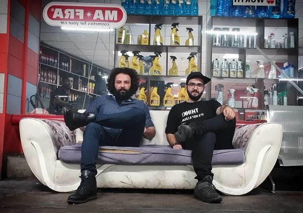 حسام منظور در یک تعمیرگاه ماشین + عکس 