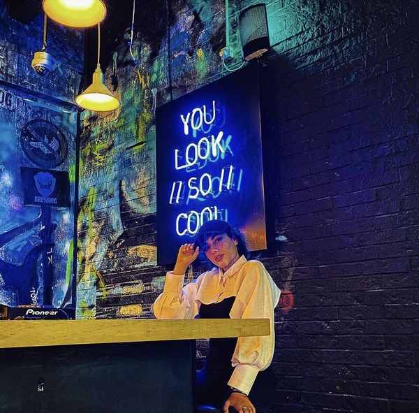 ترلان پروانه در یک کافه خاص + عکس