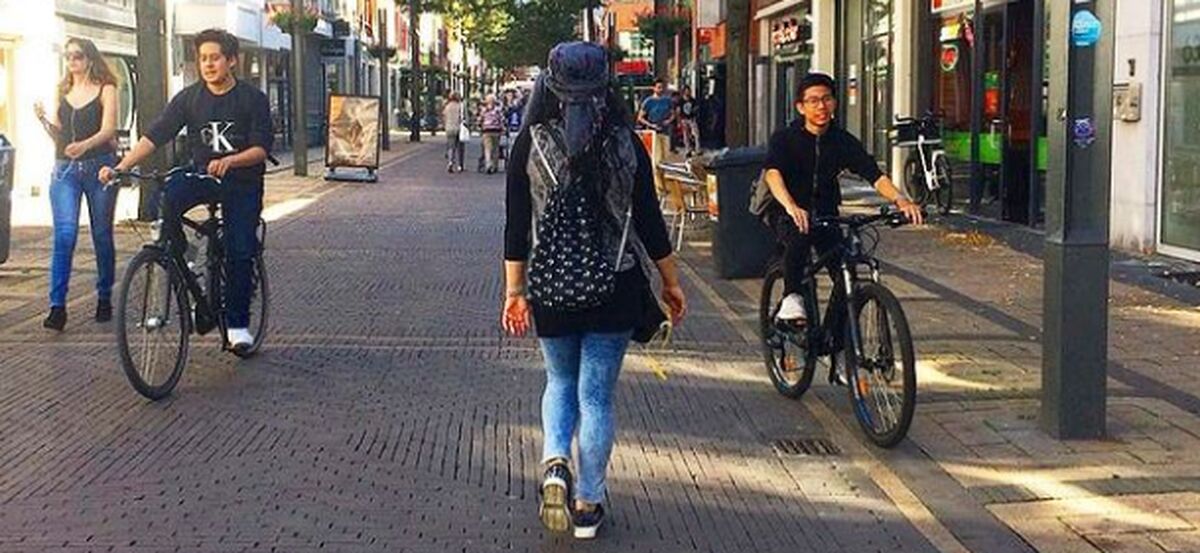 عکس عجیب فلور نظری دور از وطن