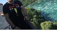 پسر داریوش ارجمند با لباس خاصش در خارج گردی
