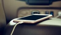 اشتباهات رایج و خطرناک هنگام شارژ گوشی موبایل