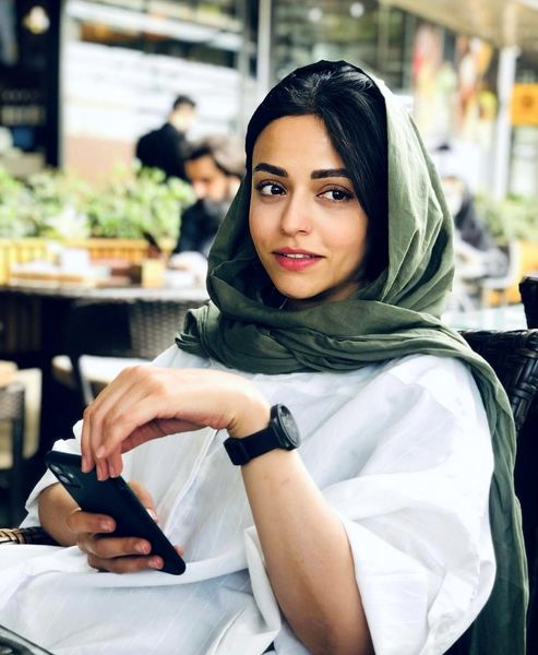 سوگل خلیق در یک کافه + عکس