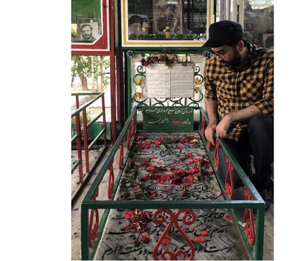 فرزاد حسنی در مزار شهدا + عکس