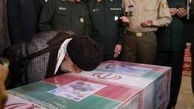 بوسه رهبر انقلاب بر تابوت شهید حججی (عکس)