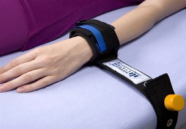 ماجرای تلخ بستن دست بیماران کرونایی به تخت آی سی یو چه بود؟