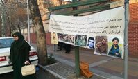 بنر خانم تهرانی مقابل مجمع تشخیص