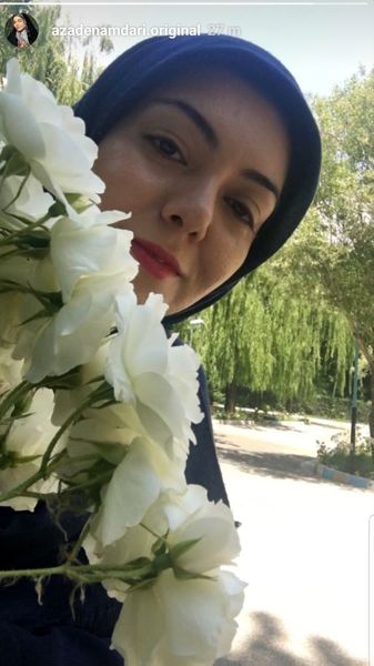 آزاده نامداری در میان گلها + عکس