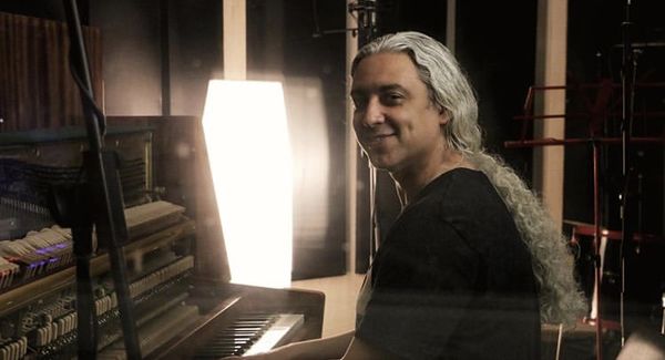 پیانو‌ نواختن‌ مازیار فلاحی + عکس