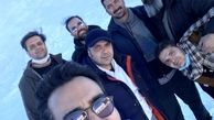 برف بازی آقای بازیگر با دوستانش در کوه + عکس