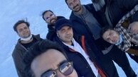برف بازی آقای بازیگر با دوستانش در کوه + عکس