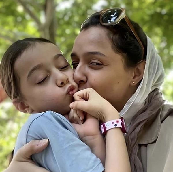 بوسه ترانه علیدوستی در پارک + عکس