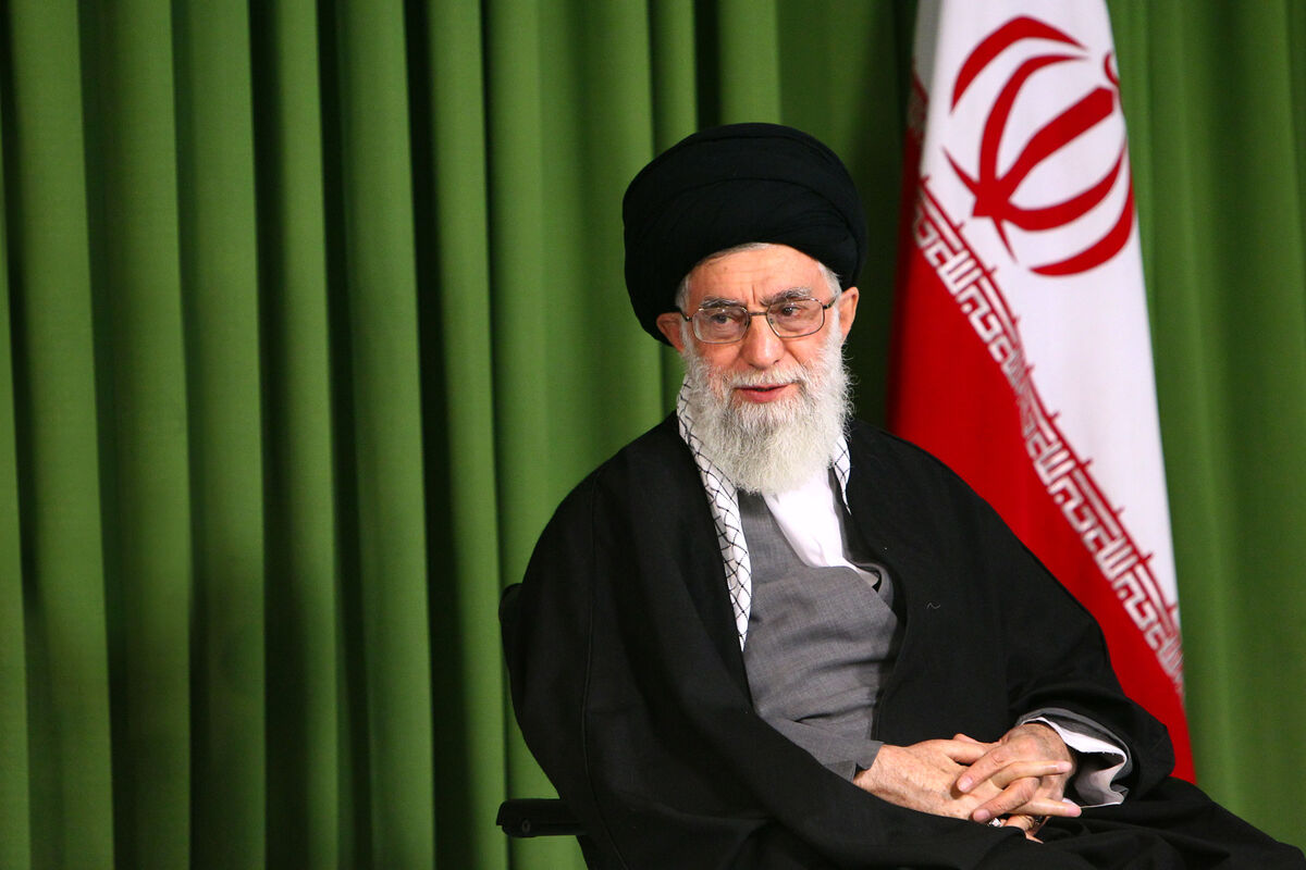 پخش زنده سخنرانی رهبر انقلاب به مناسبت هفته دفاع مقدس